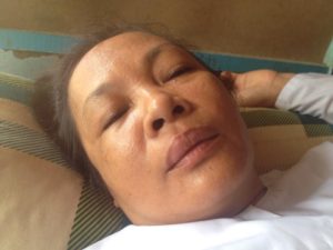 Bà Mai Thị Dung bị đánh khi đi hành lễ Khai sáng đạo (ảnh; Văn Bửu Võ)