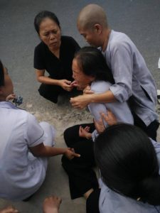 Một tín đồ PGHH bị đánh trong dịp hành lễ Khai sáng đạo (ảnh; Anh Tuyet Vo Thi)