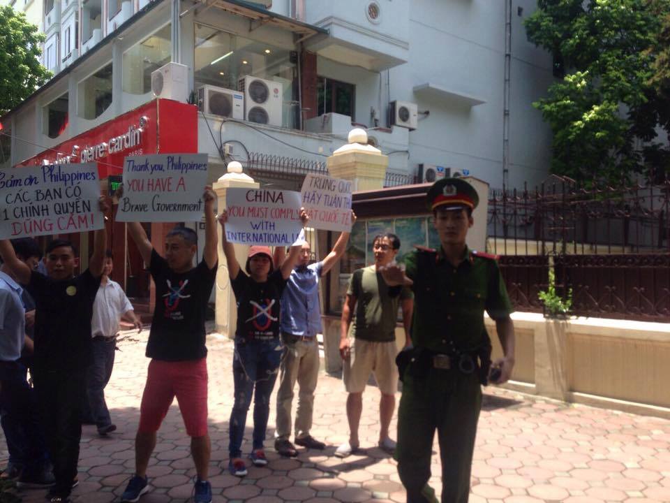Người biểu tìn ở Hà Nội biểu tình trước đại sứ quán Philippines (ảnh: Thảo Teresa)