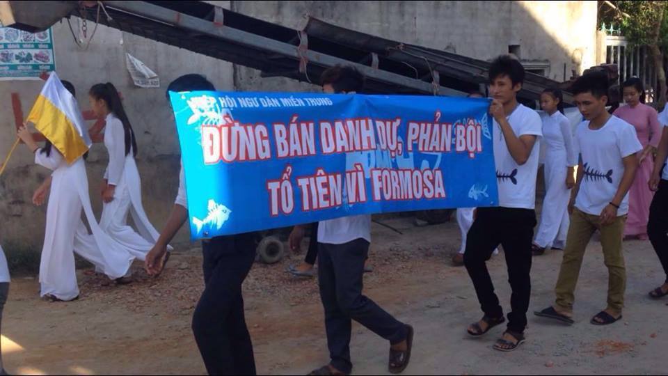 Thanh niên công giáo Vinh biểu tình phản đối Formosa (ảnh: Thúy Nga)