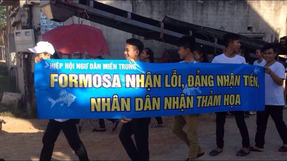 Thanh niên công giáo Vinh biểu tình với khẩu hiệu: Formosa nhận lội, Đảng nhận Tiền, Nhân dân nhận thảm họa (ảnh: facebook Hoàng Dũng)