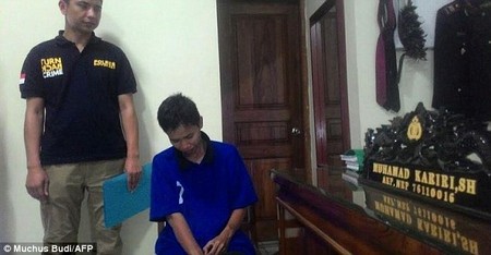 Suwarti (áo xanh, ngồi) đang bị cảnh sát thẩm vấn về lý do giả trai để làm đám cưới với người khác
