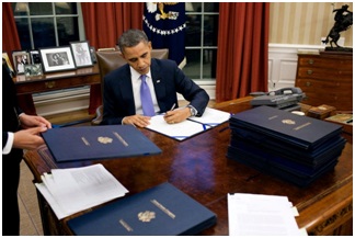 Tổng thống Obama đang ký một dự luật thành luật Barack Obama Signing Legislation