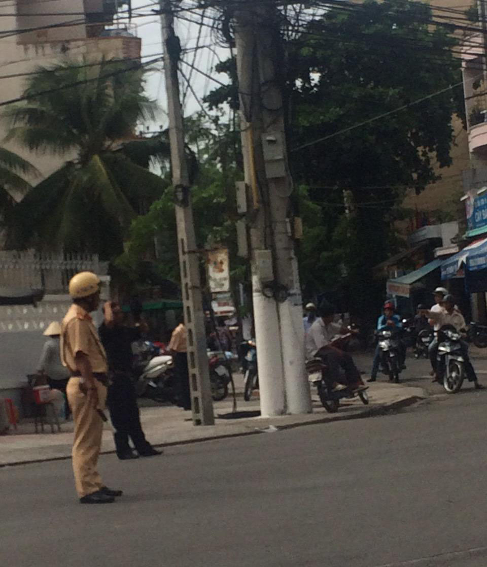 Công an, cảnh sát có mặt chặn tất cả các ngã tư (ảnh: danlambao)