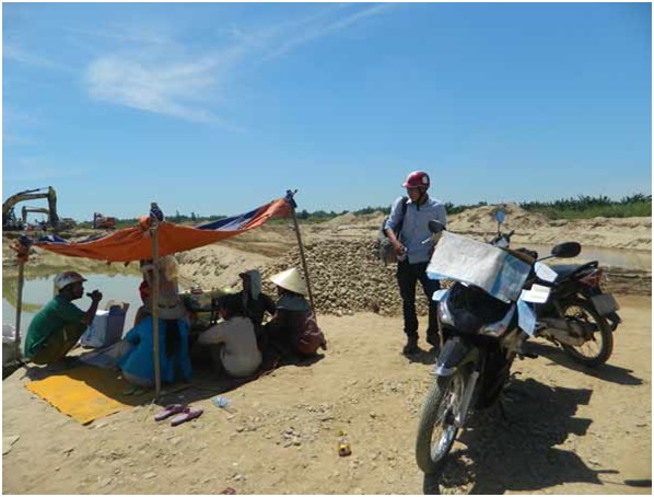 Người dân dựng lán trại để ngăn chặn doanh nghiệp khai thác cát. Ảnh: SGGP