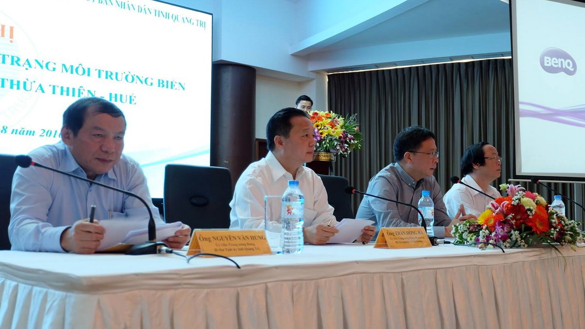Ông Trần Hồng Hà (thứ hai từ trái sang) chủ trì hội nghị công bố kết luận. Ảnh: Tuổi Trẻ