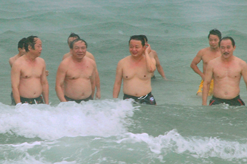 Dù chưa thể nói hải sản ở miền Trung đã ăn được hay chưa, nhưng ông Trần Hồng Hà (thứ 3 từ trái sang) vẫn mặc nhiên đi tắm biển dù trời đang mưa và ăn hải sản. Việc làm này của ông Hà đã bị dư luận phản đối. Ảnh: Vnexpress
