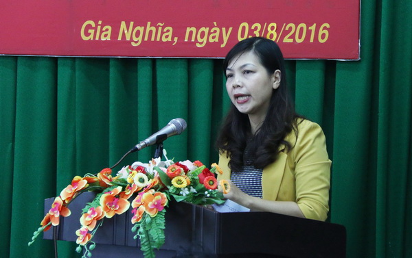 Bà Ðỗ Thị Việt Hà-phó Giám đốc Sở Giáo dục-Ðào tạo cung cấp tin tức cho báo chí. Ảnh: Tài nguyên-Môi trường 