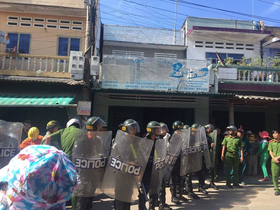 Lực lượng cảnh sát cơ động đến đàn áp bà con tiểu thương (ảnh: facebook Lê Nguyễn Hương Trà)