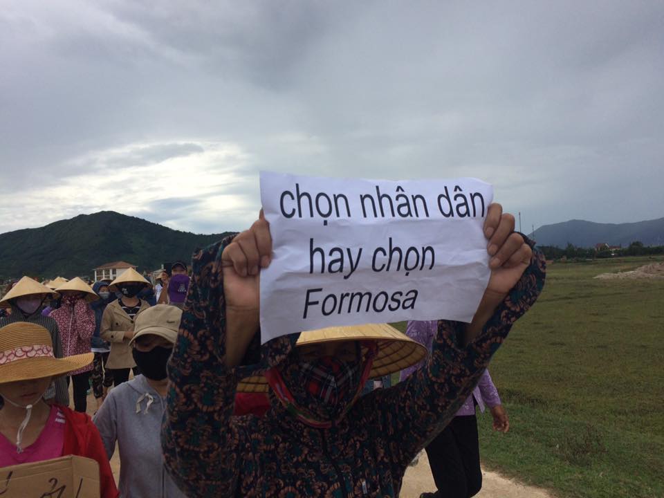 Người dân tiến về thị xã Kỳ Anh với khẩu hiệu ' Chọn nhân dân hay chọn Formosa' (ảnh: Facebook Hiệp Hội Ngư Dân Miền Trung)