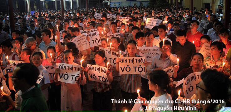 Buổi thắp nến cầu nguyện cho dân oan Cấn Thị Thêu (ảnh: JB Nguyễn Hữu Vinh)