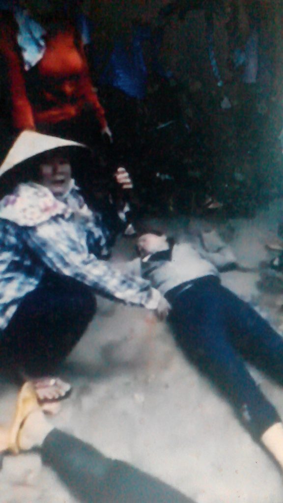 Một tiểu thương nằm bất động trong cuộc đàn áp (ảnh: cắt từ video Oanh Lee) Description: 