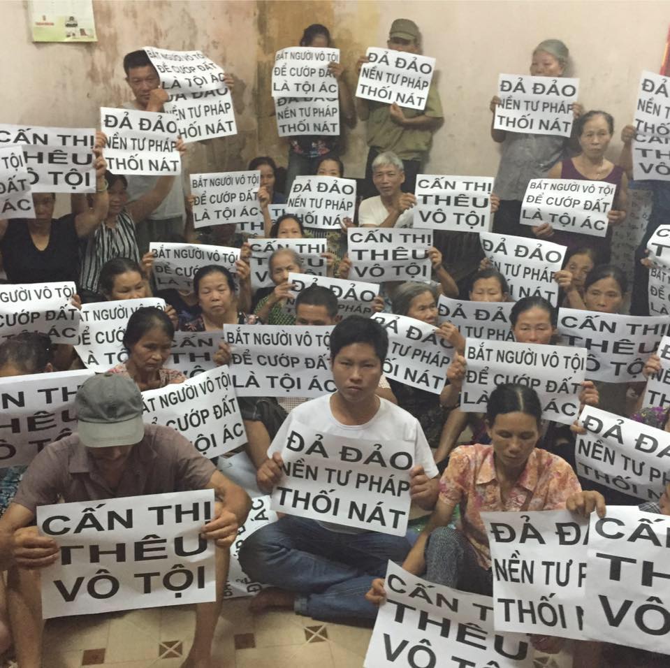 Anh Trịnh Bá Phương và dân oan với thông điệp hướng về dân oan Cấn Thị Thêu (ảnh: Facebook Trịnh Bá Phương)