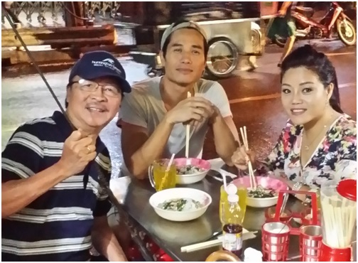 Nam Lộc, Trịnh Hội và thiện nguyện viên Đỗ Minh Tâm (Houston, TX) trong một buổi ăn tối tại Bangkok, Thái Lan