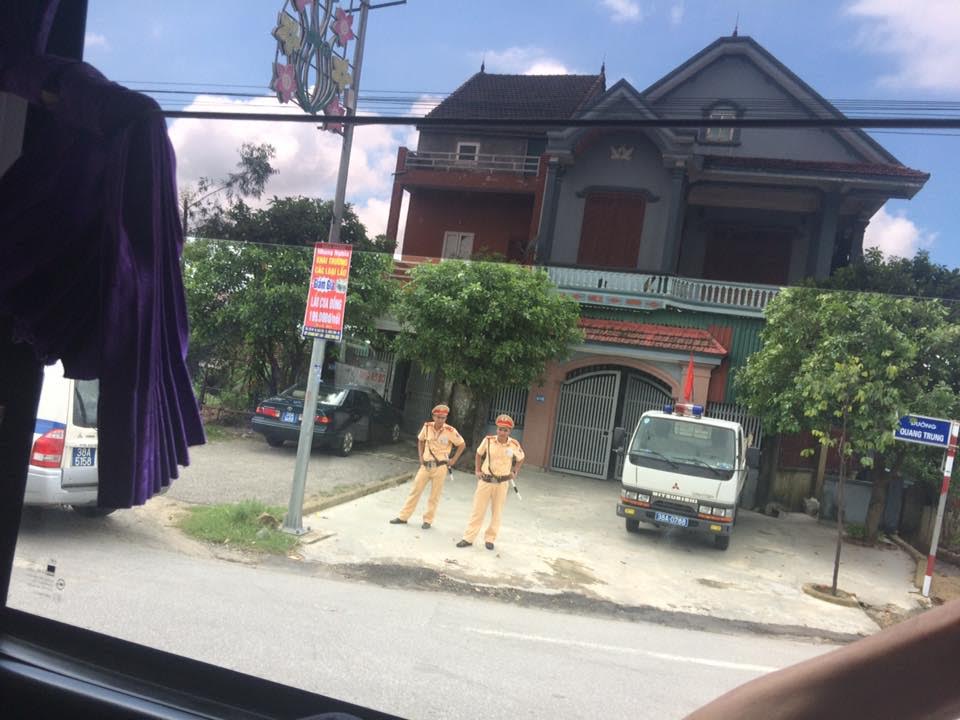 Lực lượng công an nói chung theo dõi đoàn người trên các tuyến đường (ảnh; Facebook Ant Sơn Chu Mạnh)