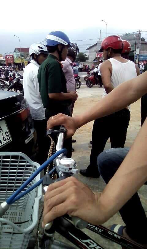 Quân nhân CSVN cải trang để trà trộn vào dòng người biểu tình. Ảnh: Facebook Lê Văn Sơn