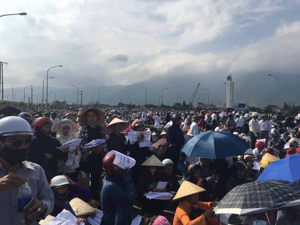 Hơn 10.000 người Kỳ Anh biểu tình trước trụ sở công ty Formosa Hà Tĩnh (ảnh: Facebook Hồ Huy Trường)