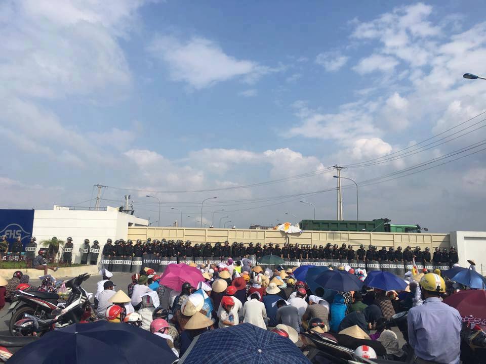 Người biểu tình và lực lượng bảo vệ công ty Formosa Hà Tĩnh (ảnh: Facebook Hồ Huy Trường)