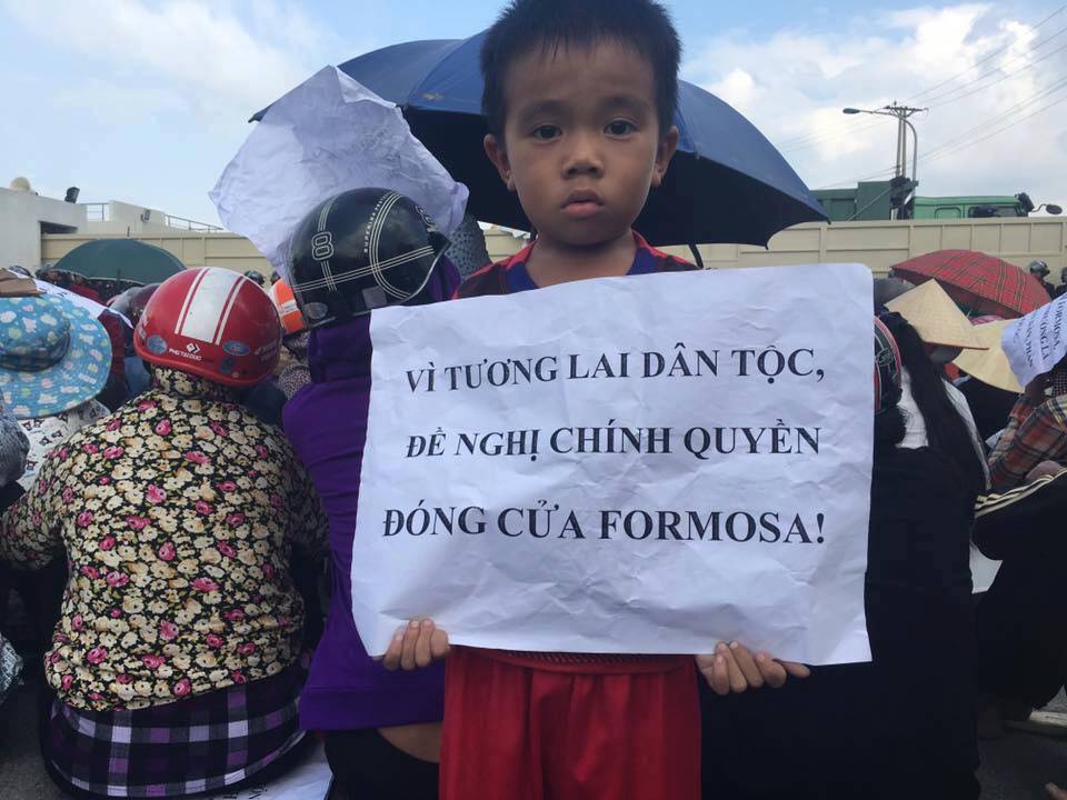 Một em bé với khẩu hiểu phản đối Formosa Hà Tĩnh (ảnh: Facebook Hồ Huy Trường)