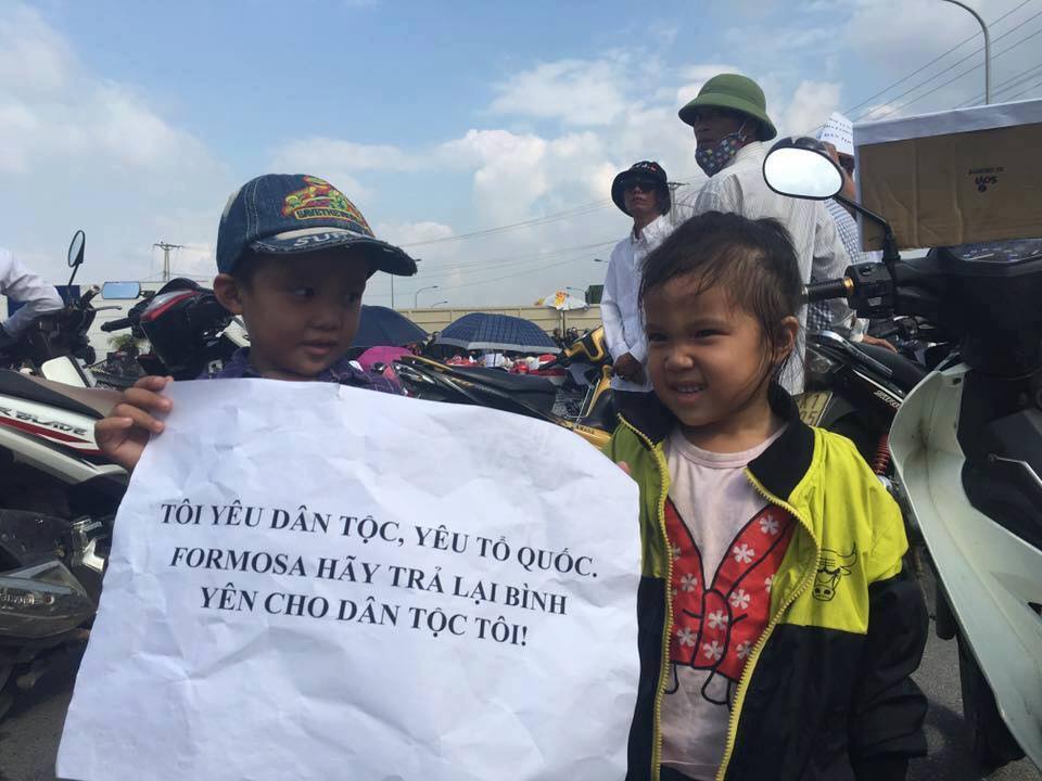 Hai em bé với khẩu hiệu rất ý nghĩa trong việc phản đối Formosa Hà Tĩnh (ảnh: Facebook Hồ Huy Trường) 