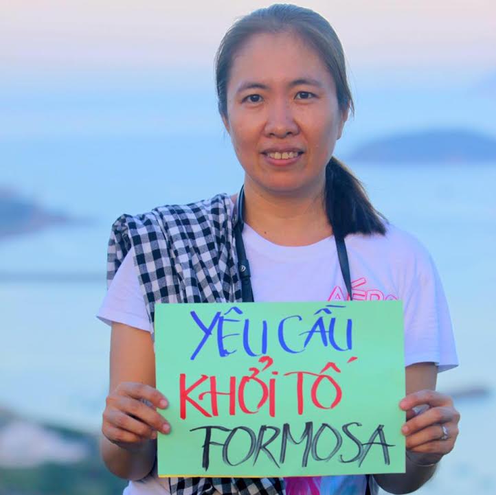 Blogger Nguyễn Ngọc Như Quỳnh với tấm biểu ngữ Yêu cầu khởi tố Formosa (ảnh; nguoicondatme.blogspot)