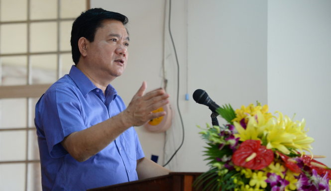  Ông Đinh La Thăng tại buổi tiếp xúc cử tri huyện Củ Chi. Ảnh: Tuổi Trẻ