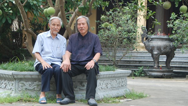  Ông Trịnh Xuân Giới (trái) và nhà báo Xuân Ba, nhà báo Tiền Phong. Ảnh: Tiền Phong