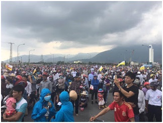 Gần 20,000 người đã biểu tình trước khu kỹ nghệ Vũng Áng vào ngày 2/10. Ảnh: Internet 