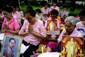 Người dân Thái Lan cầu nguyện cho Đức Vua. Photo Courtesy: Reuters