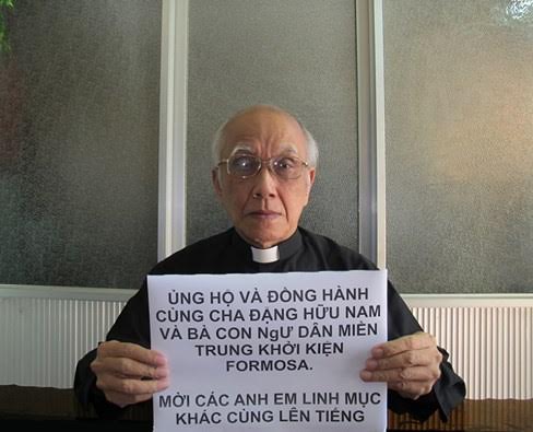 Linh mục Phan Văn Lợi ủng hộ khởi kiện Formosa (ảnh Facebook Nguyễn Đức Huy)