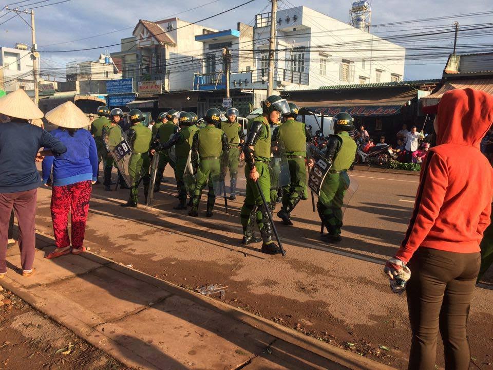 Lực lượng cầm quyền huy động đến cưỡng chế chợ Vĩnh Tân (Ảnh; Facbook Sơn Văn Lê)