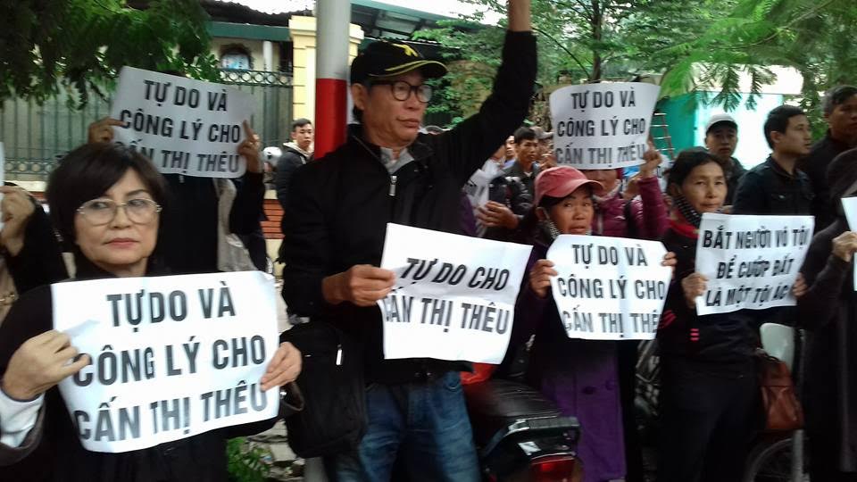 Người dân đến tham dự phiên xử phúc thẩm bà Cấn Thị Thêu nhưng không được vào Tòa án (ảnh; Facebook Nguyễn Thúy Hạnh)