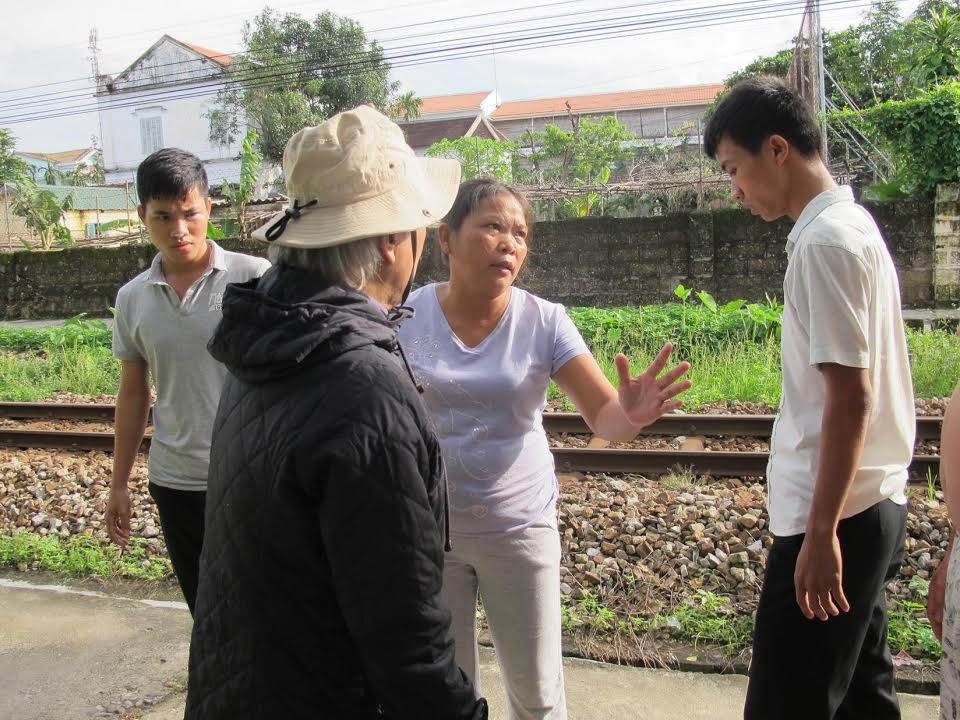 Hai gã thanh niên ngăn chặn và vu không Linh mục Phan Văn Lợi vào ngày 8-11 (ảnh; Facebook Phan Van Loi)