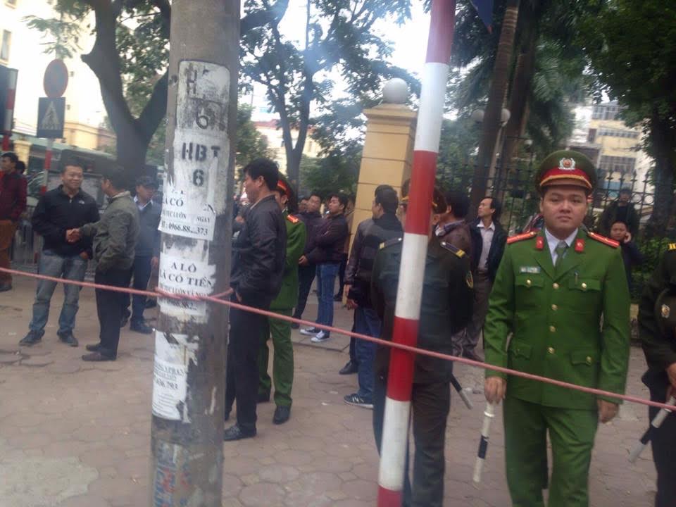 An ninh, Công an bố trí trước Tòa án thành phố Hà Nội (ảnh; Facebook Le Hoang)