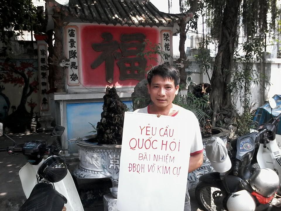 Những kẻ côn đồ đến sách nhiễu, đe dọa gia đình Mục sư Nguyễn Trung Tôn được Camera ghi lại (ảnh; Facebook Ton Nguyen)