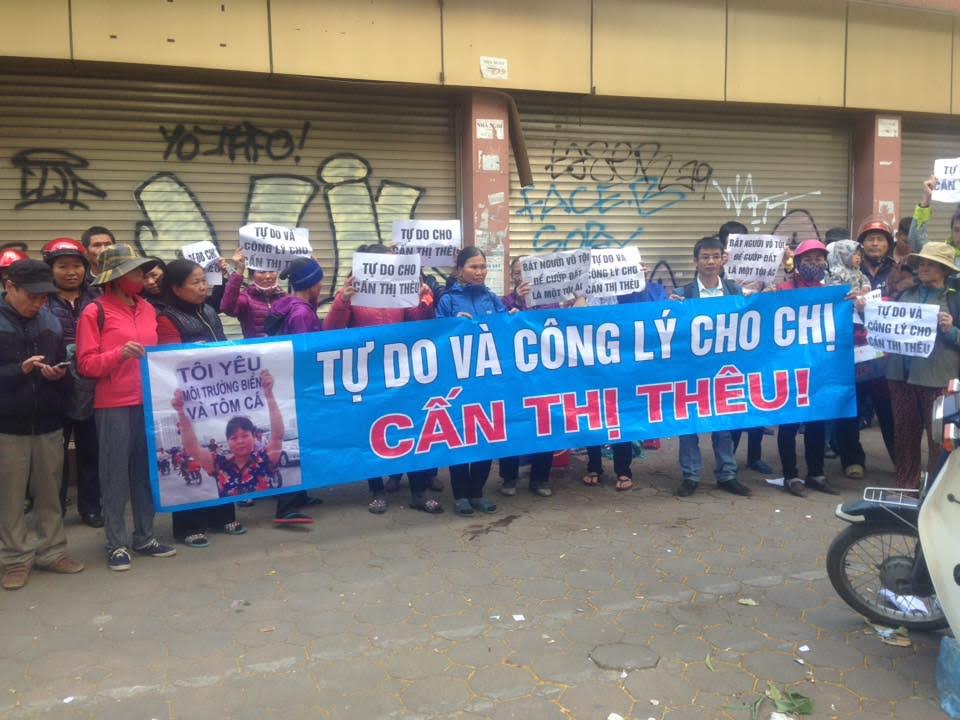 Người dân với khẩu hiệu "Tự do và Công lý cho Cấn Thị Thêu" (ảnh; facebook Nguyễn Sinh Hùng)
