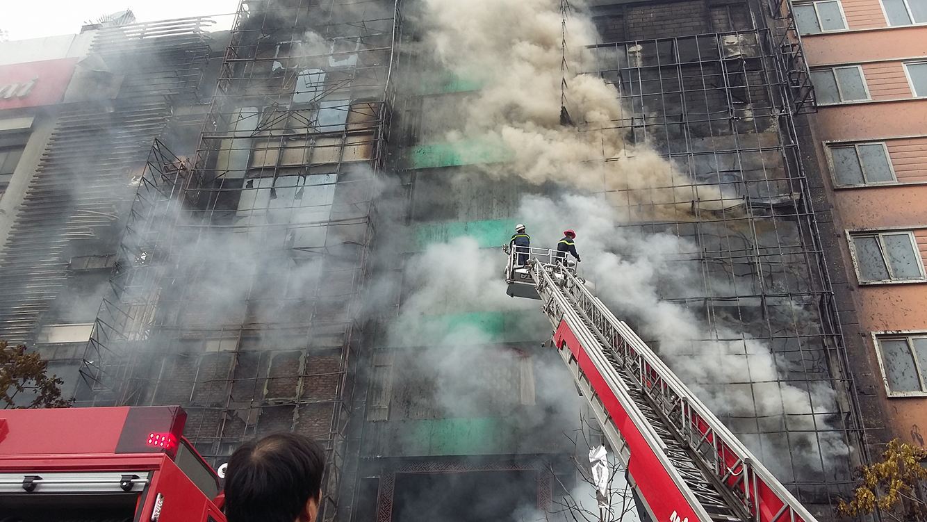 4 tòa nhà trên phố Trần Thái Tông bị cháy, 13 người bị thiệt mạng. Ảnh: Tuổi Trẻ