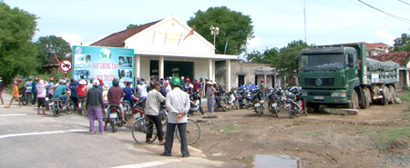 Hàng trăm người dân thôn Ninh Ích chặn và bao vây chiếc xe chở rác của nhà máy. Ảnh: Báo Khánh Hòa