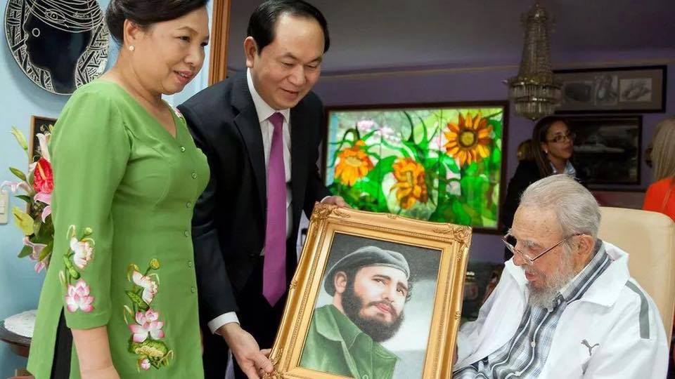 10 ngày trước khi Fidel Castro qua đời, ông Trần Đại Quang, Chủ tịch nước Việt Nam đã đến Cuba và tặng ảnh cho Fidel Castro. Ảnh: Người Lao Động 