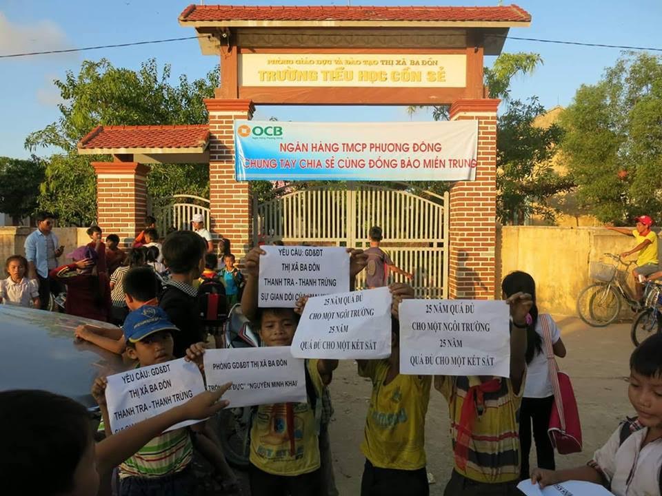 Các em học sinh biểu tình trước cổng trường tiểu học Cồn Sẻ (ảnh; Facebook Tin Mừng Cho Người Nghèo)