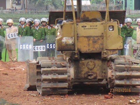 Lực lượng công an huy động tới nghĩa địa Xuân Hòa đứng sau máy xúc (ảnh; Facebook Mary Phương)