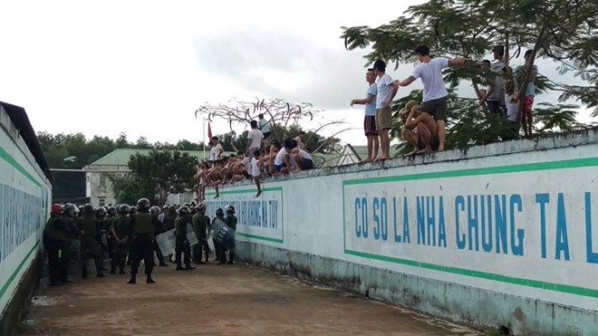  Các con nghiện ở Đồng Nai trốn trại, chống lại lực lượng cảnh sát cơ động. Ảnh: Zing News