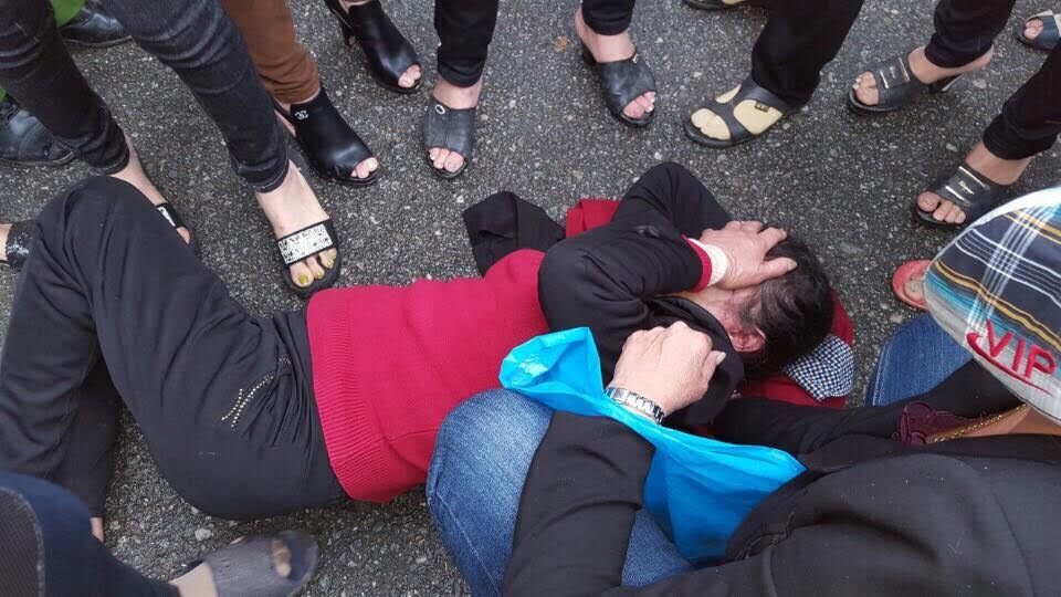 Một phụ nữ bị đẩy ngã trong lúc căng thẳng với lực lượng bảo vệ Ủy ban tỉnh (ảnh Facebook VLM)