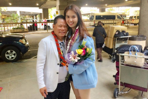 Ngọc Trinh vừa trải qua chuyến bay dài từ Sài Gòn đến Hawaii để hưởng kỳ nghỉ bên bạn trai 72 tuổi.