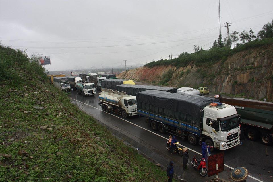 xe cộ lưu thông trên quốc lộ 1A bị kẹt cứng một đoạn dài (ảnh; Ant Son Chu Manh)