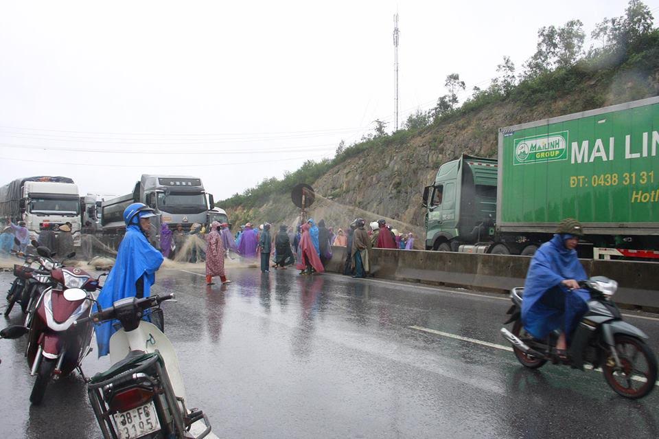 Xe cộ hai chiều trên quốc 1A buộc phải ngưng lại trước phản ứng của người dân (ảnh; Ant Son Chu Manh)