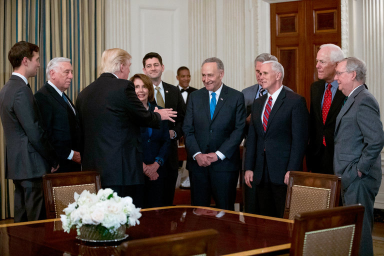 TT Trump gặp gỡ với các lãnh tụ Quốc Hội Hoa Kỳ. Photo Courtesy: Doug Mills/The New York Times