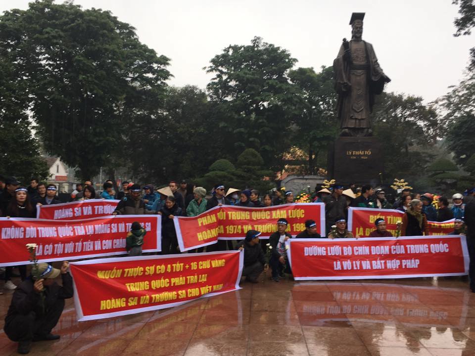  Cả trăm người tưởng nhớ công ơn 75 tử sỹ Hoàng Sa trước tượng đài Lý Thái Tổ ở Hà Nội. Ảnh: Huy Phan