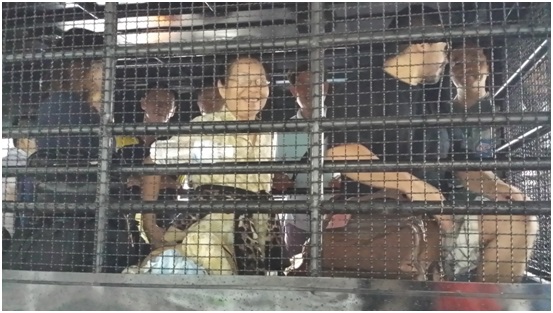 Những “tù nhân hạnh phúc”: Chị Lê Thị Ba đang tươi cười trên xe bít bùng.