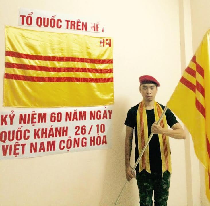 Một bạn trẻ ở Hà Nội cầm quốc kỳ VNCH, kỷ niệm 60 năm ngày quốc khánh Đệ nhất Cộng hòa 26/10/2016.(Ảnh; Facebook Trần Hải Hoàng Anh)